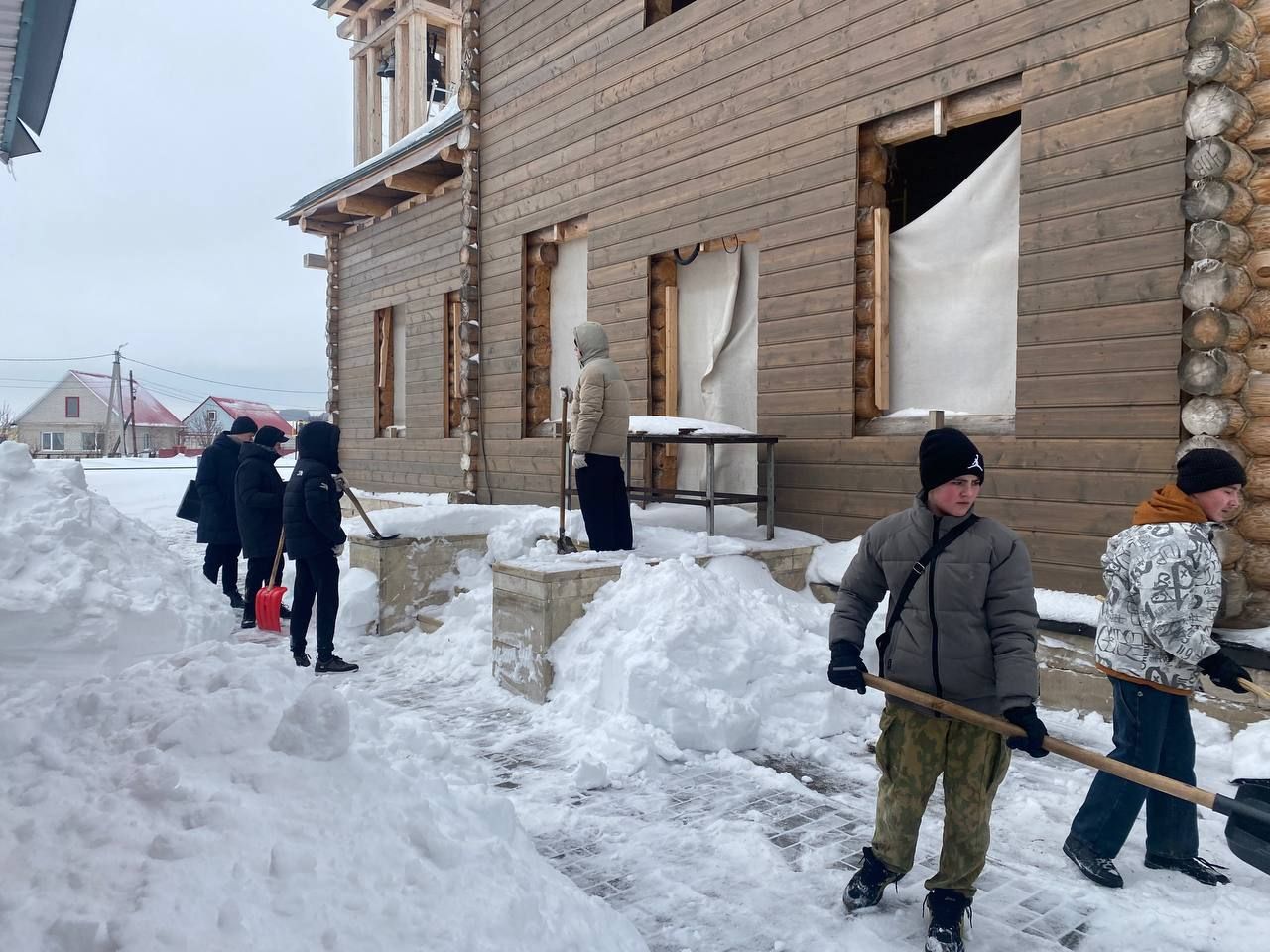 Зәйнең  «Форпост» һәм «Яшь гвардия» активистлары Югары Баграж чиркәве биләмәсен кардан чистарттылар