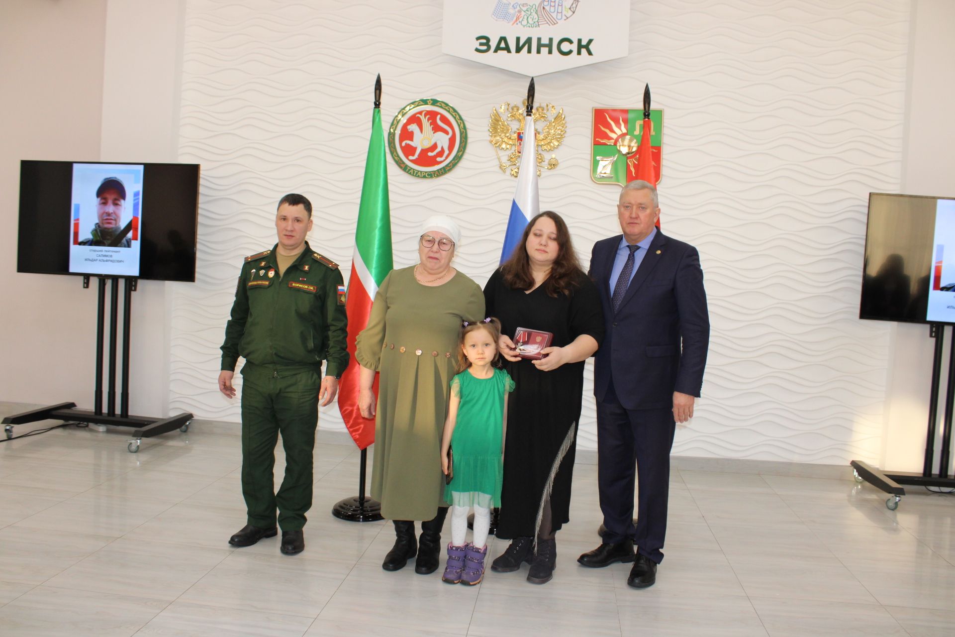 Зәйдә махсус хәрби операциядә һәлак булган геройларның гаиләләренә дәүләт бүләкләре тапшырылды