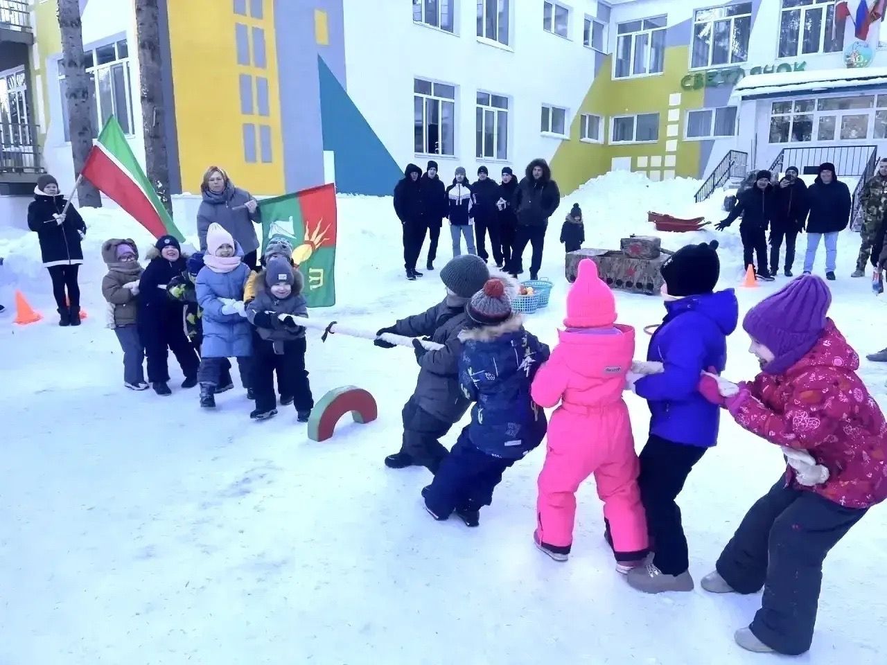 Зәйнең “Якты коңгыз” бакчасында әтиләр һәм балалар җитезлектә ярышты