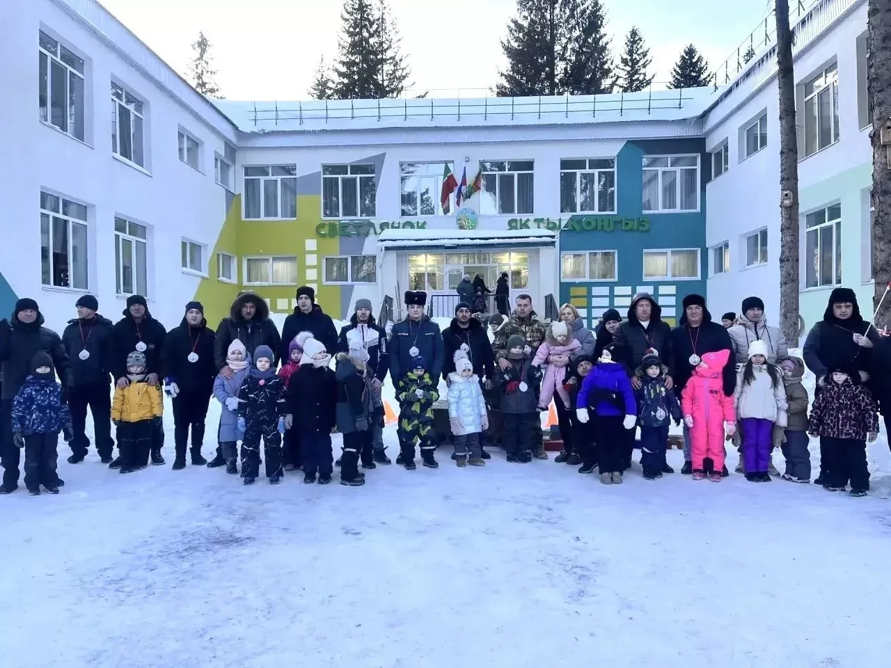 Папы и дети соревновались в силе и ловкости: в «Светлячке» прошел семейный праздник в честь 23 февраля