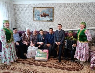 Аксарның тыл ветеранын 95 яшьлек юбилее белән котладылар