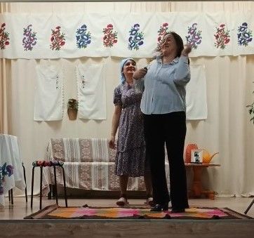 Бура-Киртәдә маскировка челтәрләре үрүче хатын-кызлар өчен спектакль күрсәттеләр