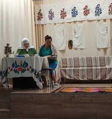 Бура-Киртәдә маскировка челтәрләре үрүче хатын-кызлар өчен спектакль күрсәттеләр