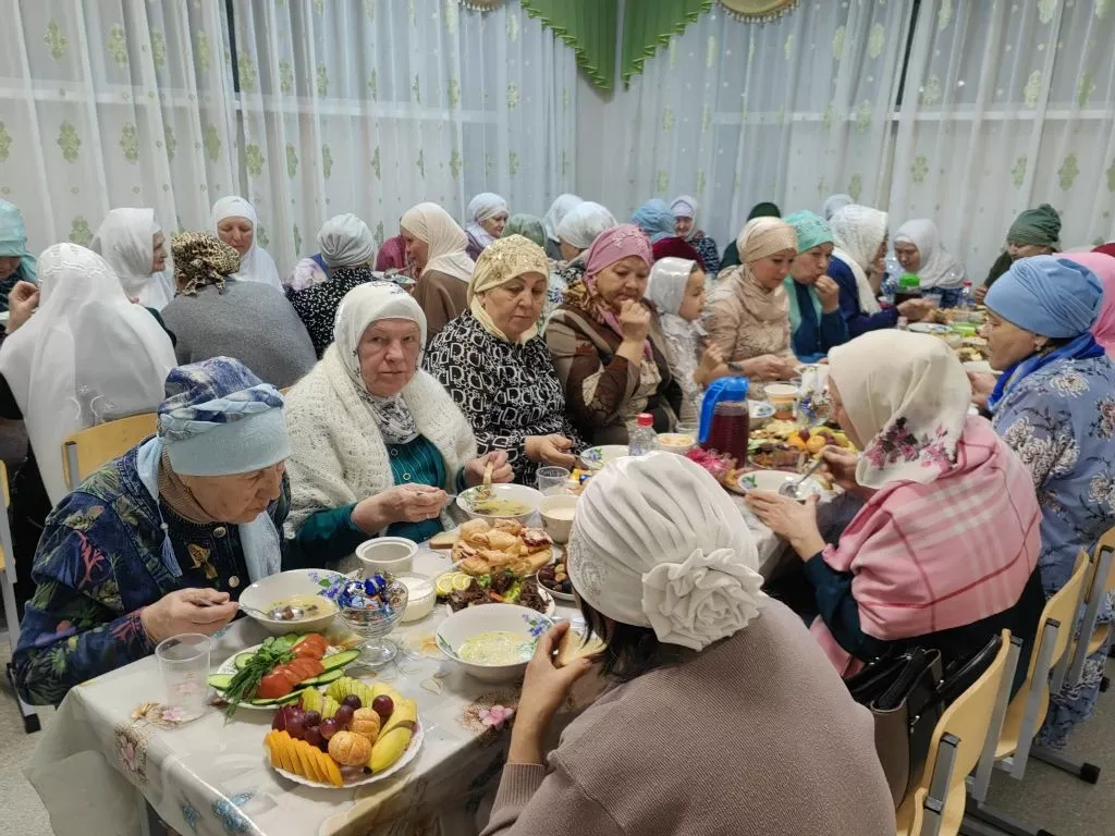 С верой и милосердием: как прошел женский ифтар в главной мечети Заинска