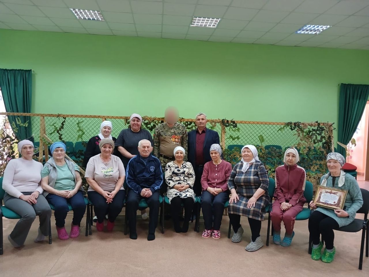 Зәйдән махсус хәрби операциядә катнашучы егет маскировка челтәрләре үрүчеләр янында булды