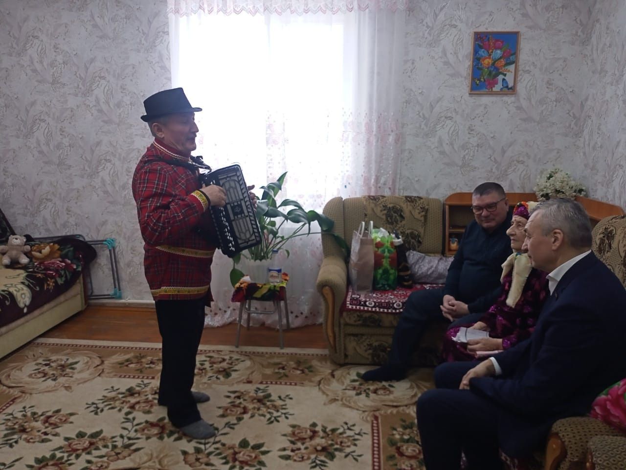 Зичәбаш авылында яшәүче җырга-моңга гашыйк Раиса әбине 96 яше белән котладылар