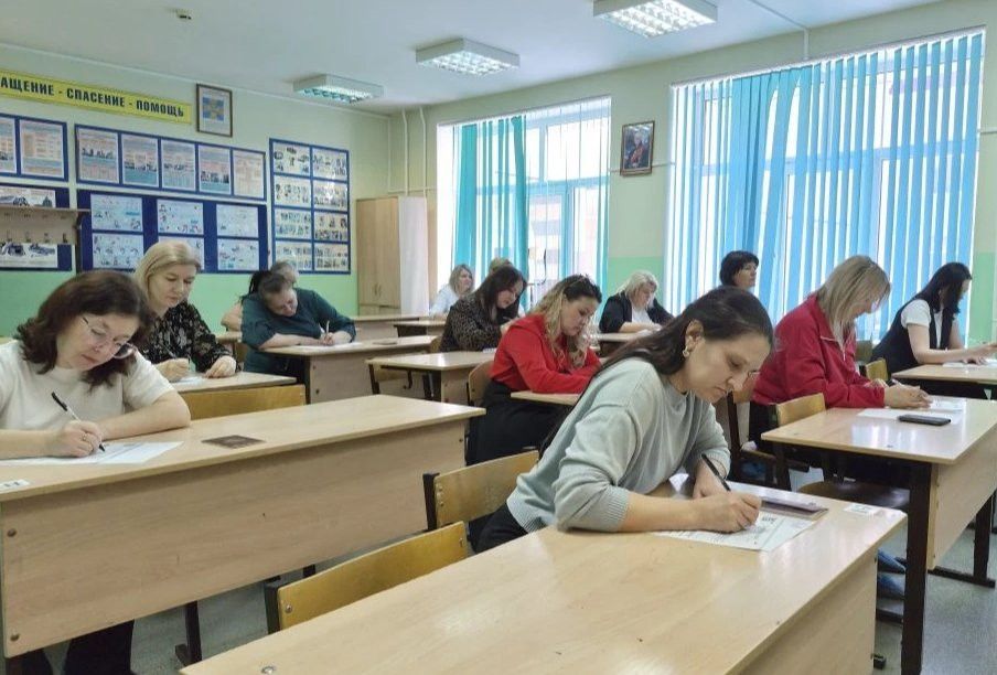 В Заинске прошла акция «Сдаем вместе»: родители написали пробный ЕГЭ