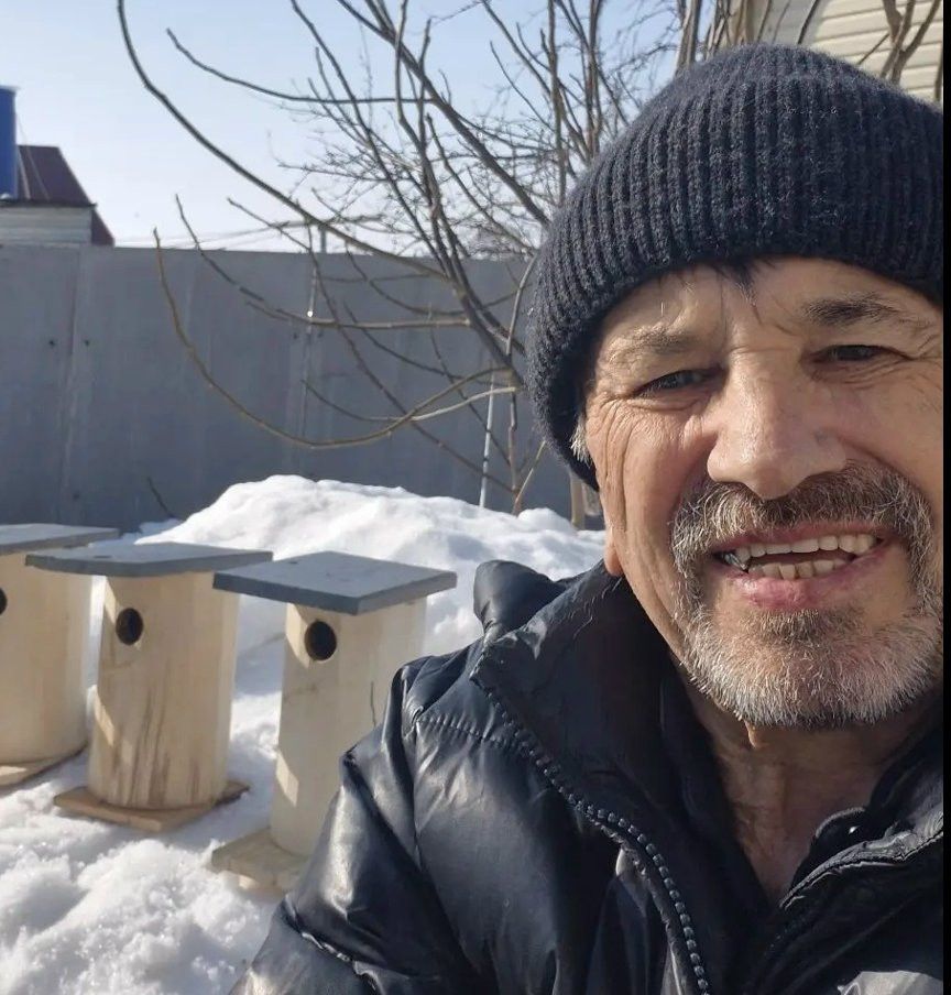 Заинский мастер создает элитные скворечники из бревна для птиц весной