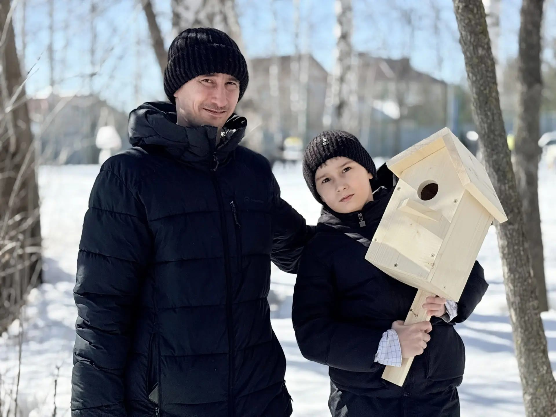 Ученики заинской школы № 6 вместе с родителями смастерили и установили скворечники