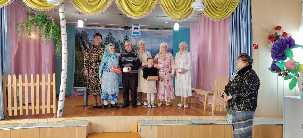 Кәрәкәс үзешчәннәре сәхнә тотты