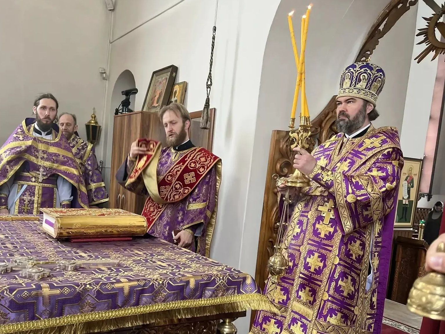 Епископ Мефодий совершил литургию в Свято-Троицком храме Заинска