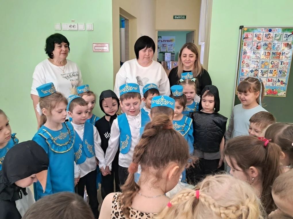 Зәйнең “Алтынчәч” бакчасында балаларны карга боткасы белән сыйладылар
