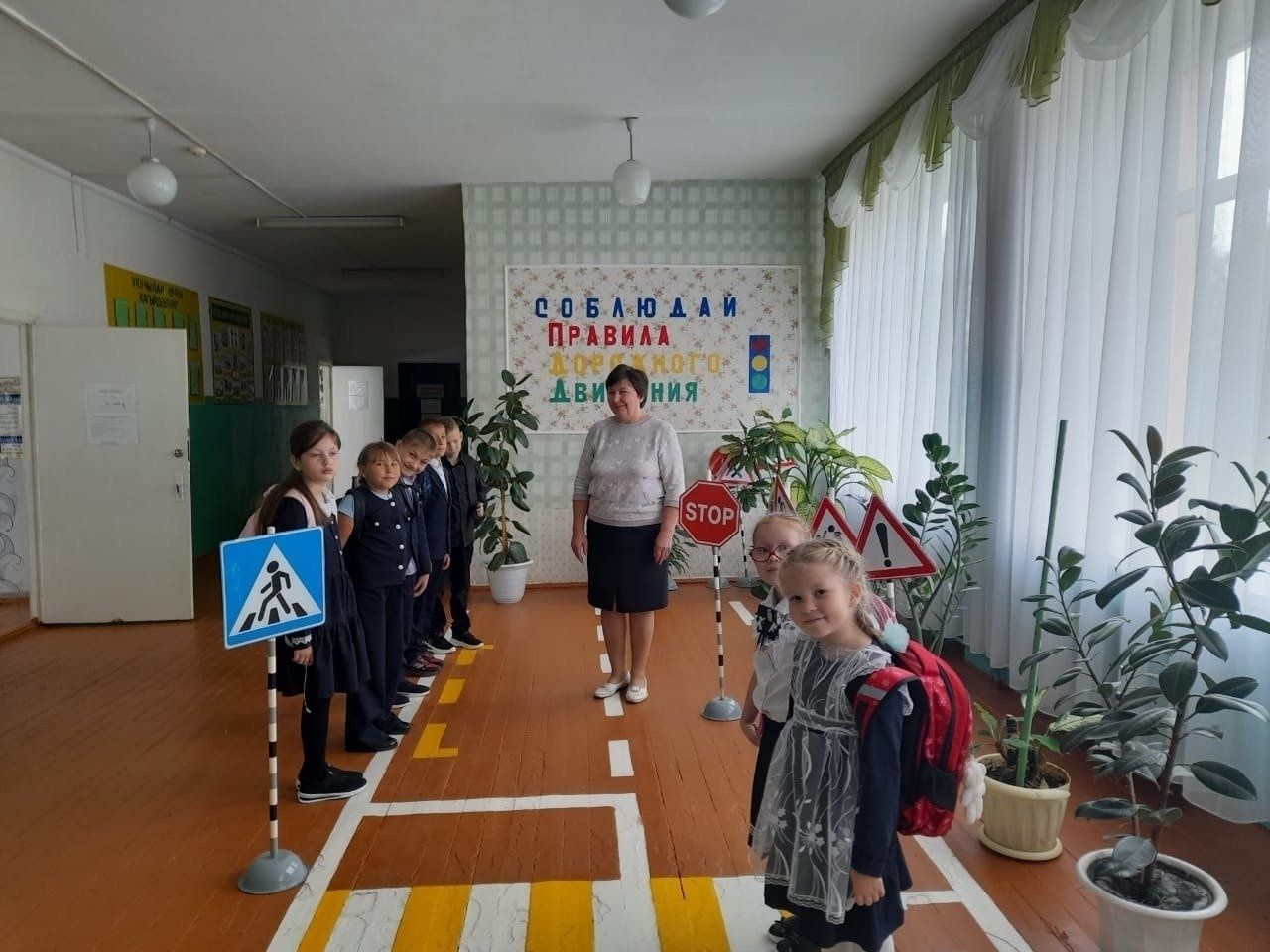 Сарсаз-Баграж мәктәбендә укучылар өчен юл хәрәкәте кагыйдәләре буенча уен-викторина узды