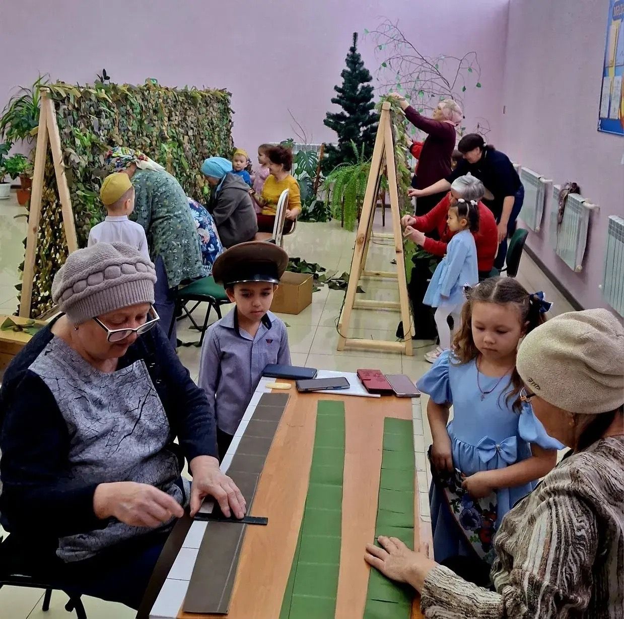 Кадер бакчасында тәрбияләнүче балалар маскировка челтәрләре үрүчеләр янында булды