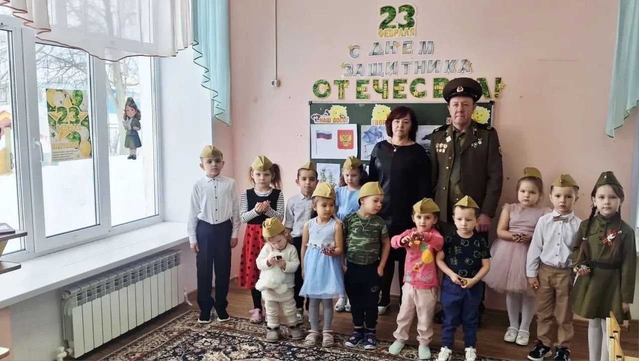 Кадер бакчасында тәрбияләнүче балалар маскировка челтәрләре үрүчеләр янында булды