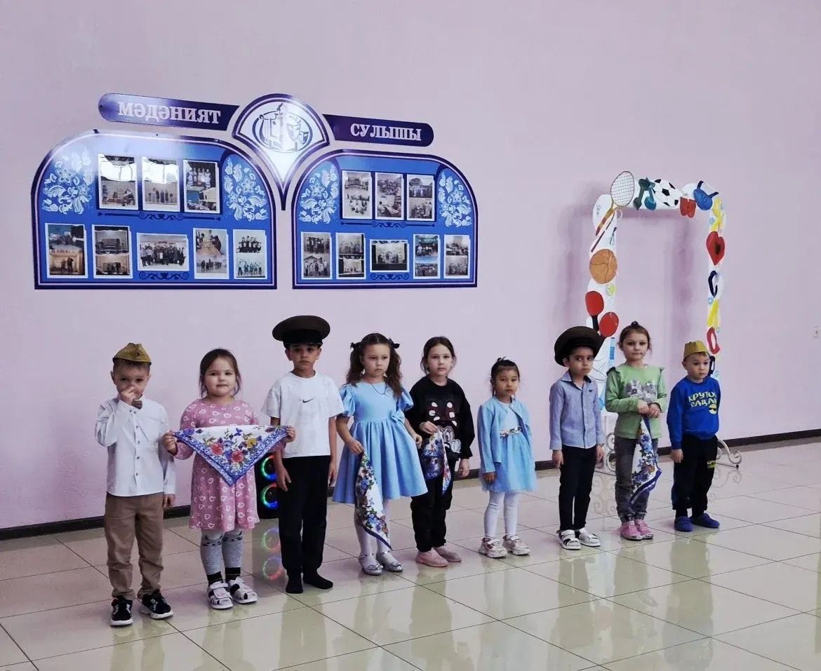 Кадер бакчасында тәрбияләнүче балалар маскировка челтәрләре үрүчеләр янында булды