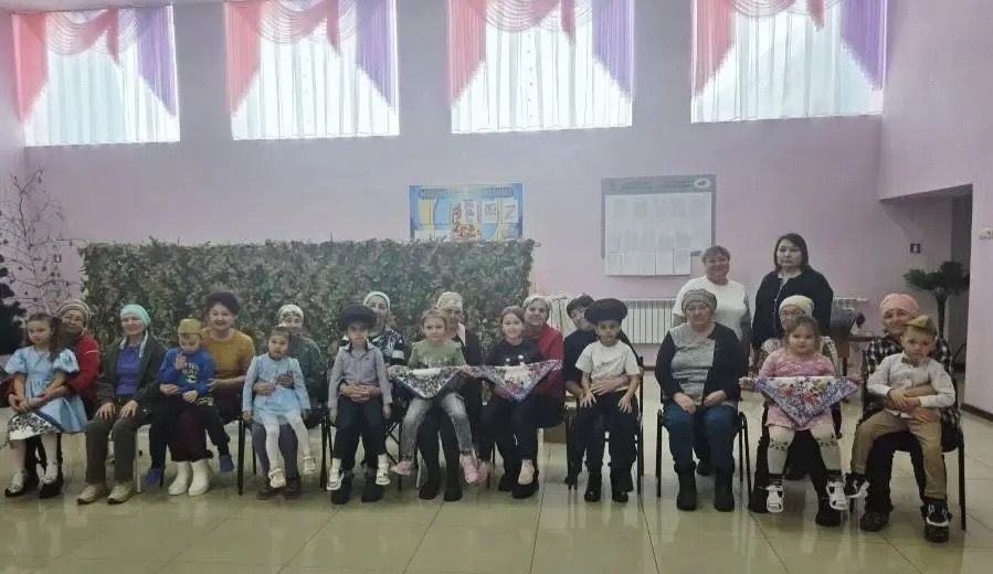 Кадер бакчасында тәрбияләнүче балалар маскировка челтәрләре үрүчеләр янында булды