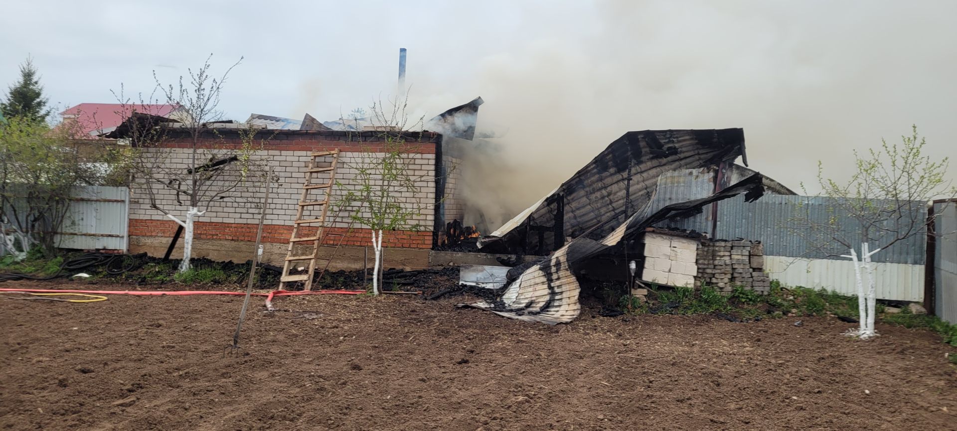 Сено, баня и Лада Веста: три пожара за две недели в Заинском районе