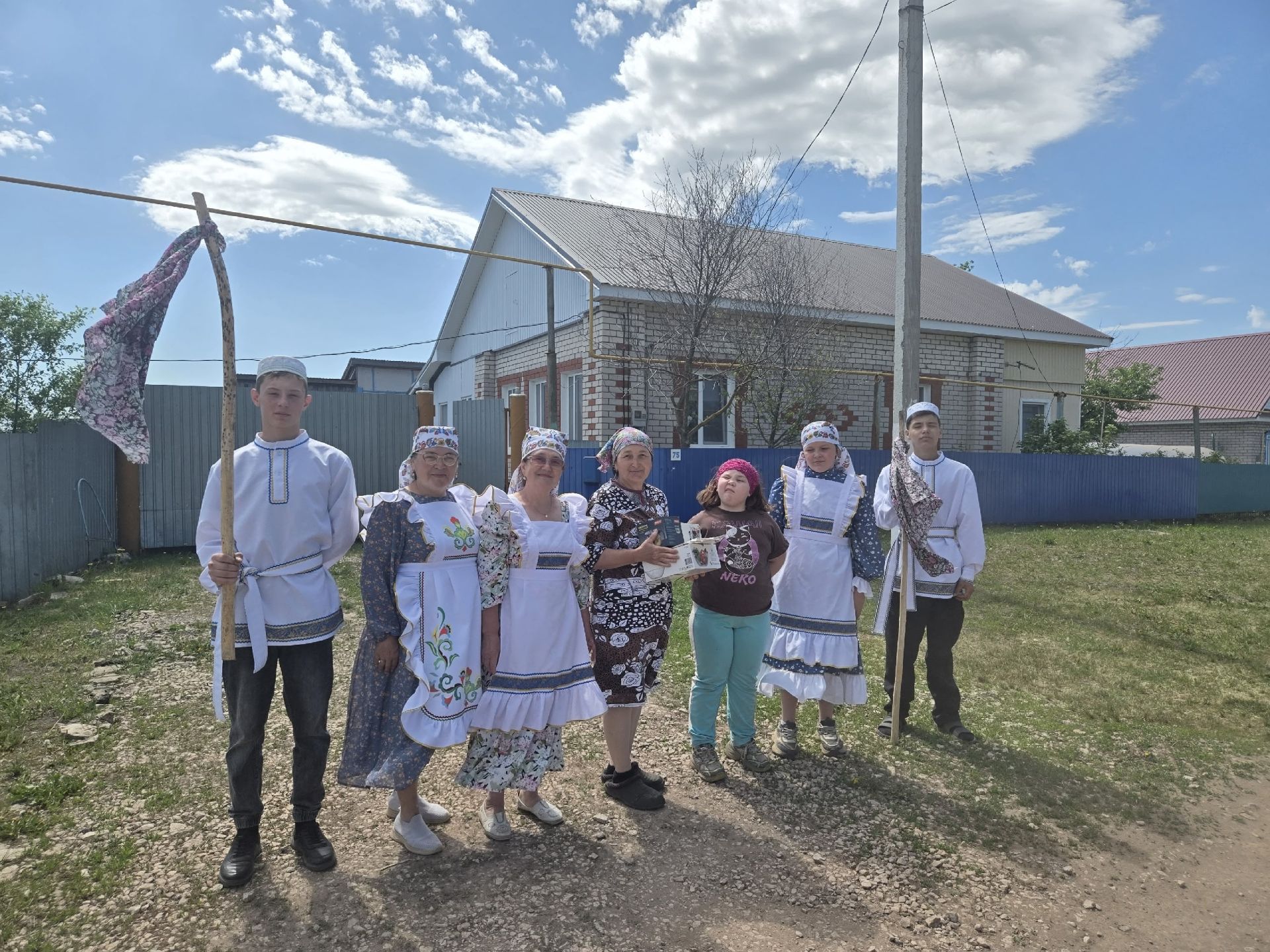 Кадер авылында күңелле итеп, авылны ямьләп, Сабантуйга бүләк җыйдылар