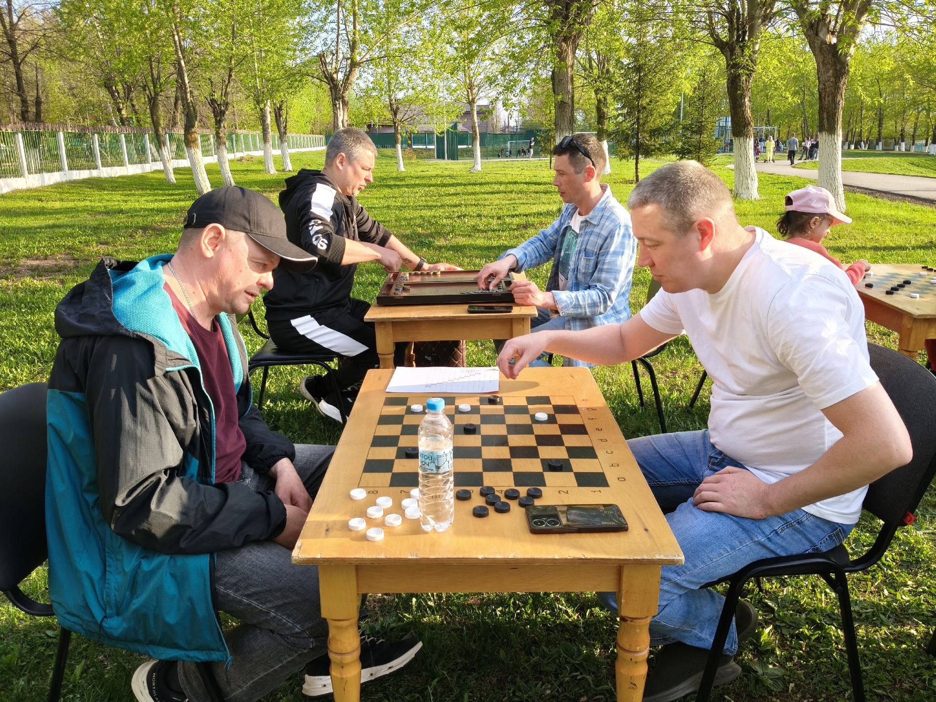 В Заинске прошли соревнования по шашкам, дартсу и нардам среди ветеранов и участников СВО