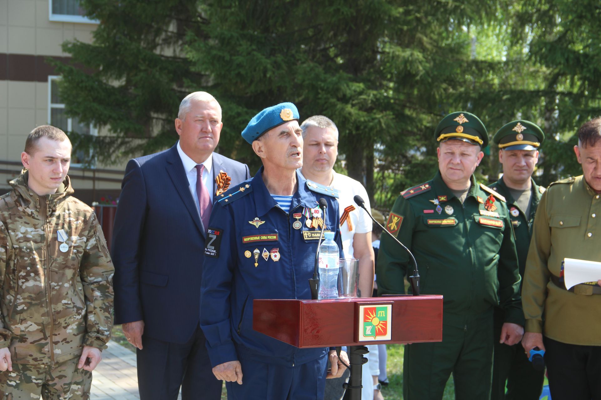Зәйнең Мирный бистәсендә Ватанны саклаучыларга һәйкәл ачылудан фоторепортаж