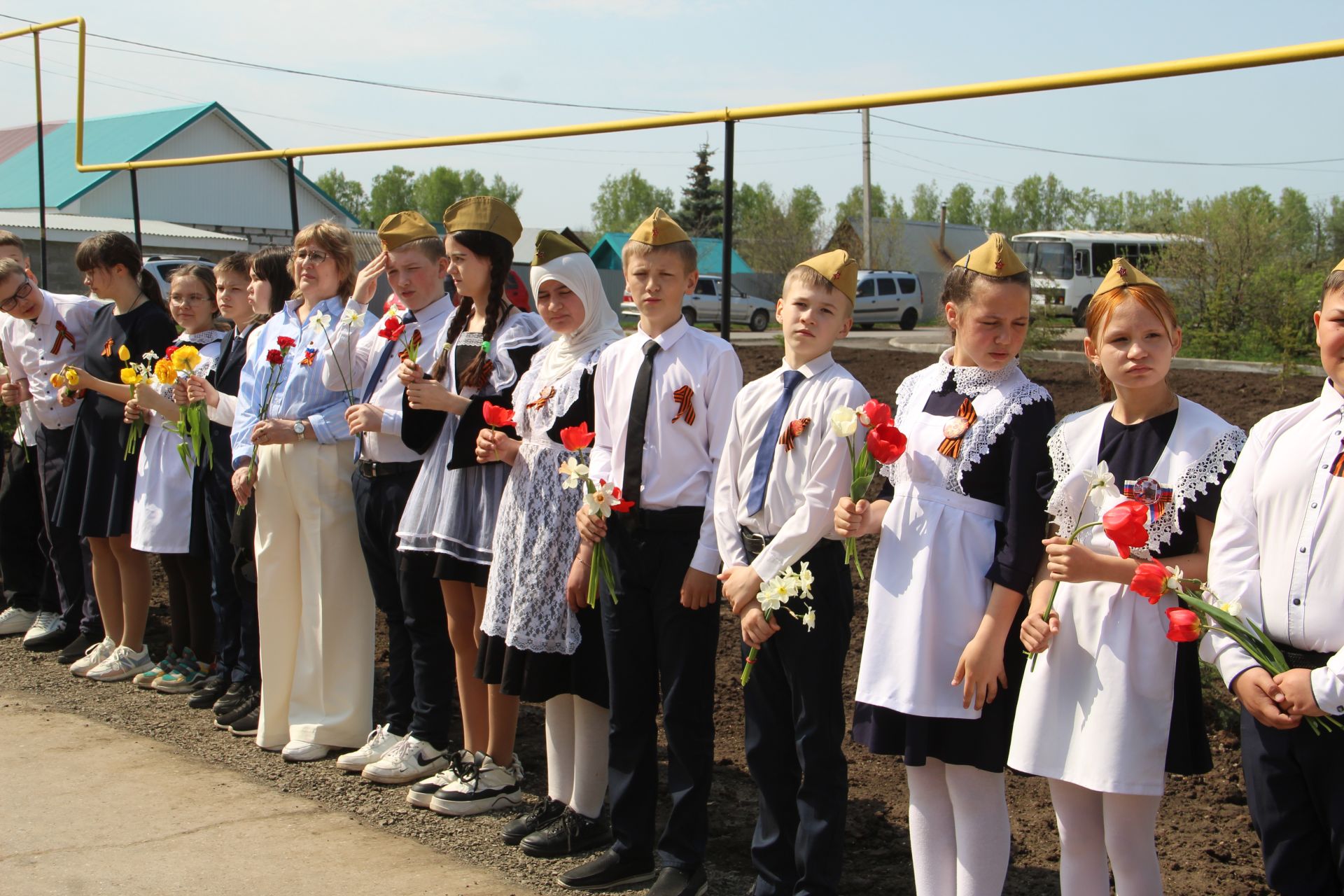 Зәйнең Мирный бистәсендә Ватанны саклаучыларга һәйкәл ачылудан фоторепортаж