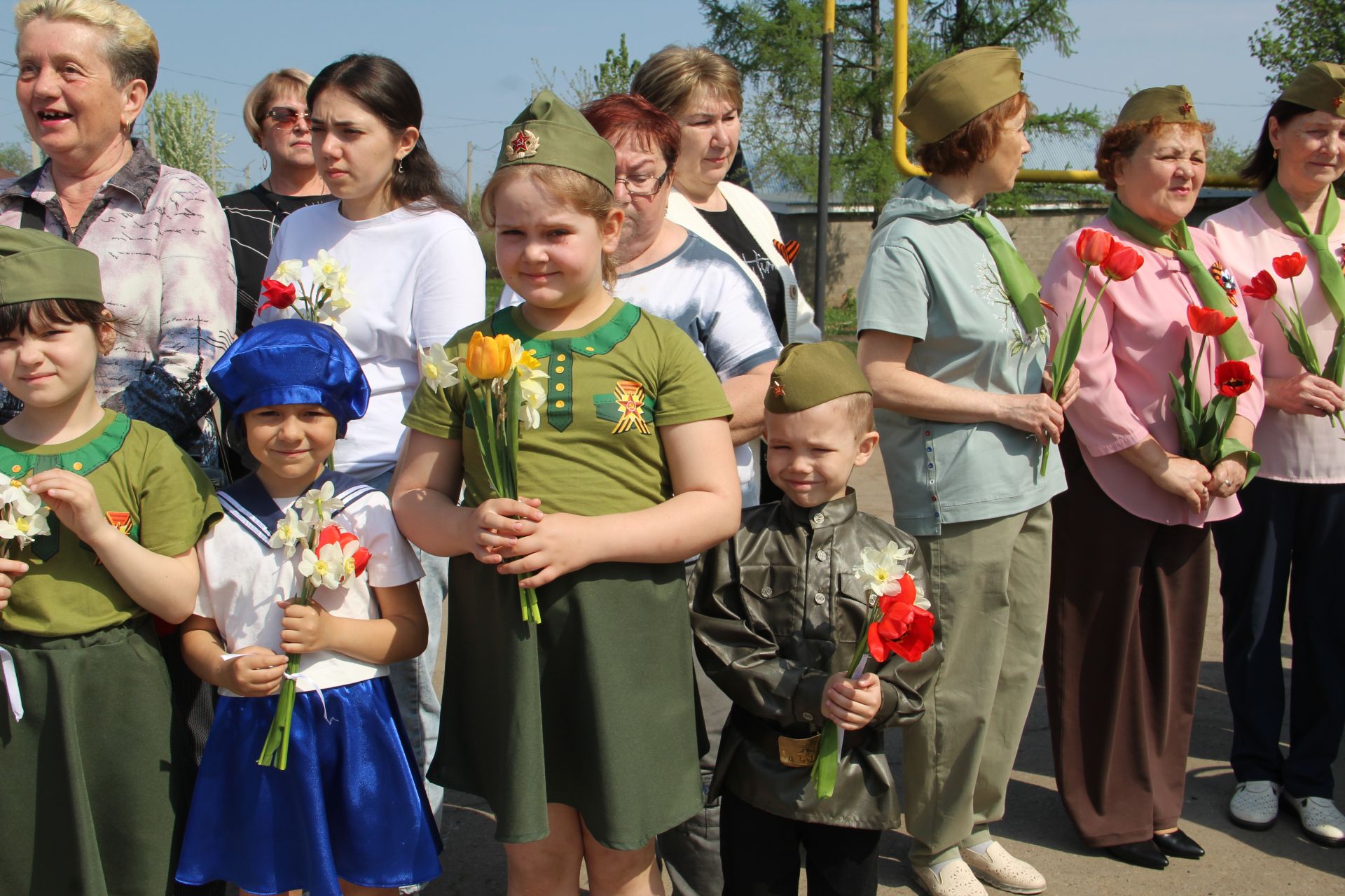 Зәйнең Мирный бистәсендә Ватанны саклаучыларга һәйкәл ачылудан фоторепортаж