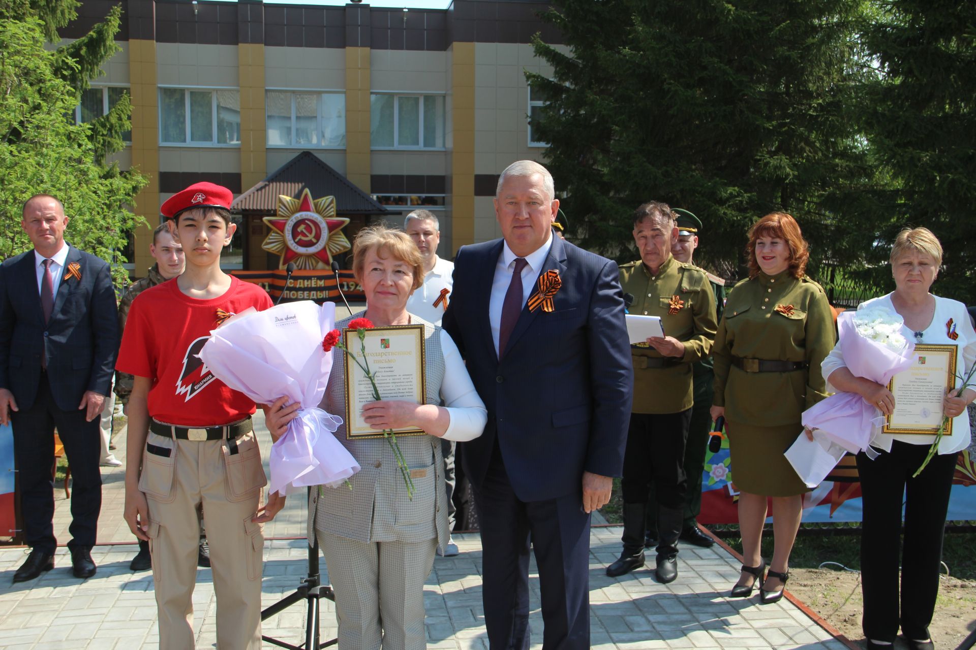 Зәйнең Мирный бистәсендә Ватанны саклаучыларга һәйкәл ачылудан фоторепортаж
