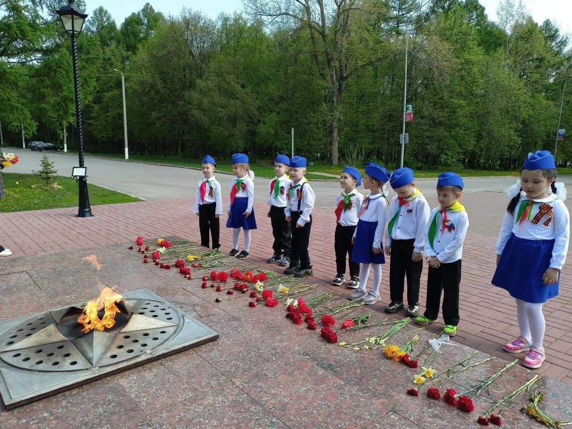 В Заинске юные инспекторы движения почтили память героев: акция «Помним, гордимся, благодарим!» тронула сердца горожан