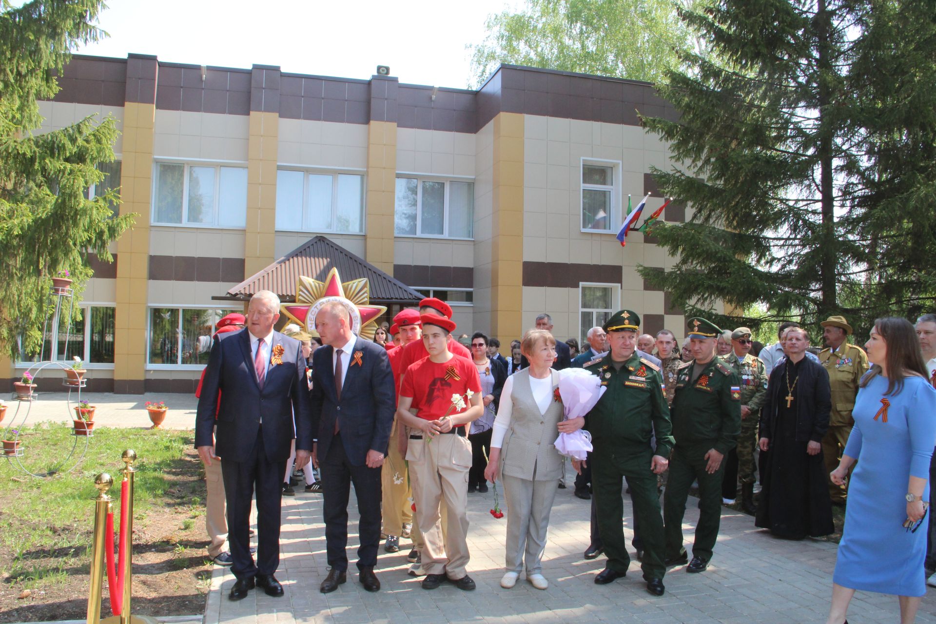 Зәйнең Мирный бистәсендә Ватанны саклаучыларга һәйкәл ачылудан фоторепортаж