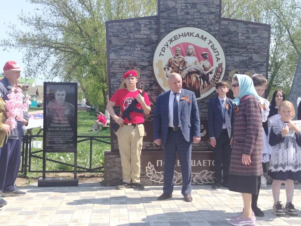 Урта Багражда үткән митингта үз геройларына мемориаль такта  ачылды