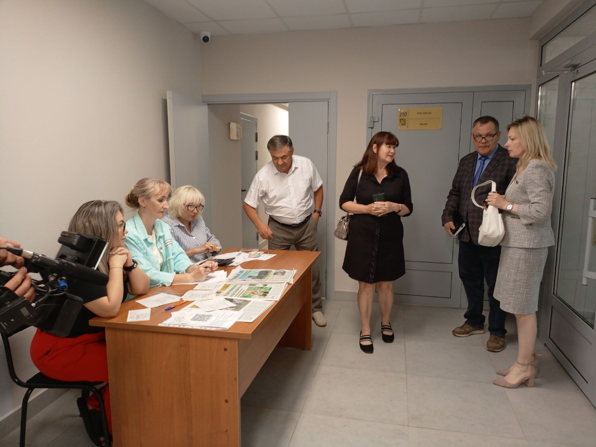Зәйдә хәйрия акциясе кысаларында депутатлар, җитәкчеләр ярдәм кирәк кешеләргә газеталар бүләк итте