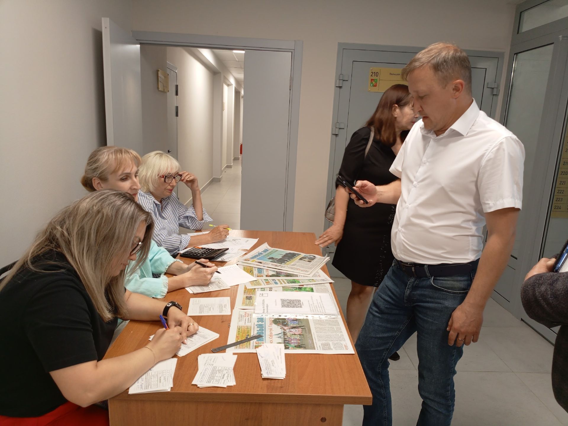 Зәйдә хәйрия акциясе кысаларында депутатлар, җитәкчеләр ярдәм кирәк кешеләргә газеталар бүләк итте
