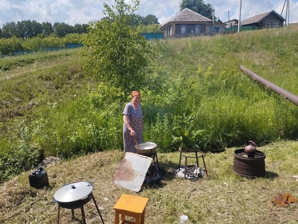 Сәвәләйдә бөтен авыл сыйланырлык  ботка пешергәннәр