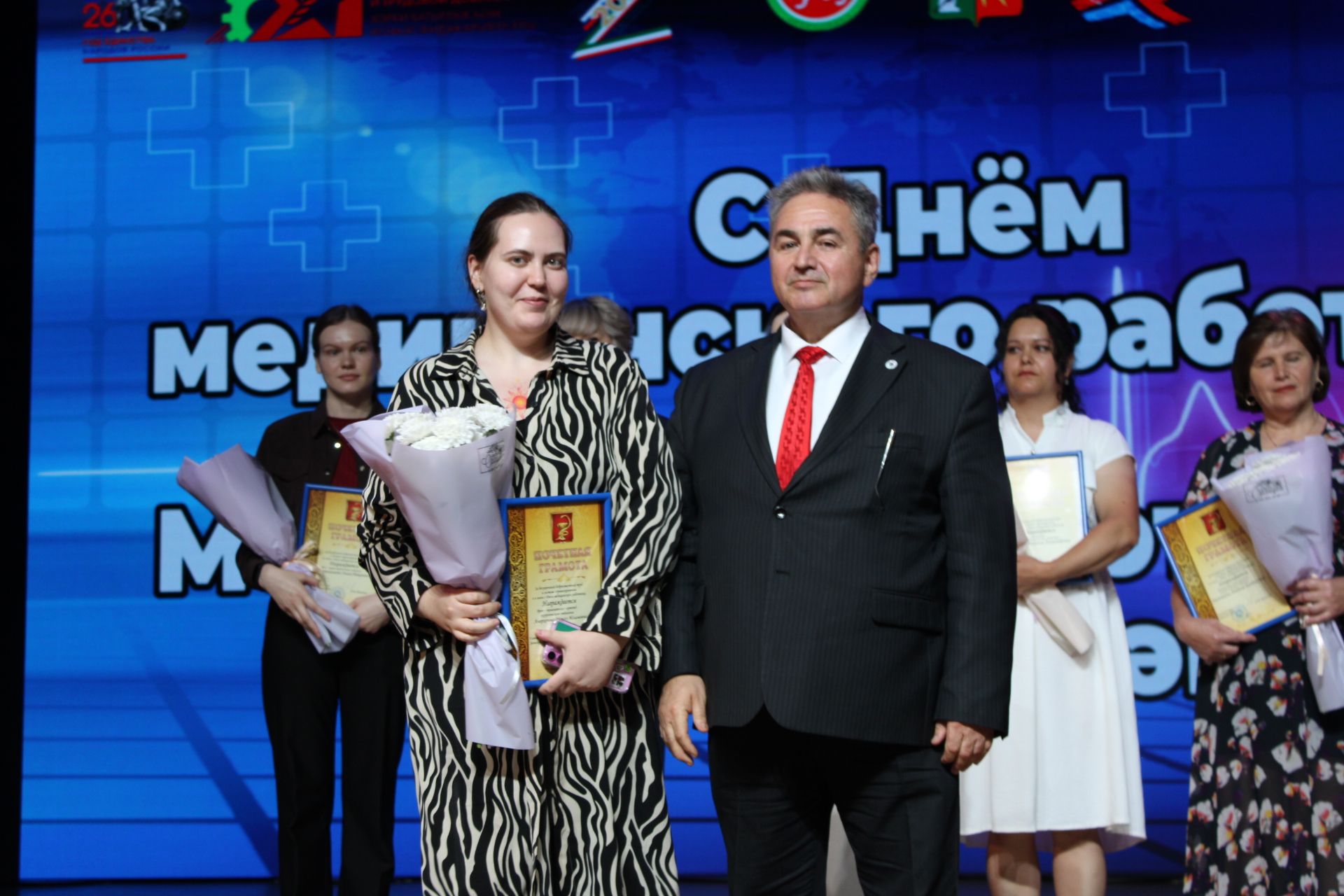 Зәйдә медицина хезмәткәрләрен бүләкләү тантанасы