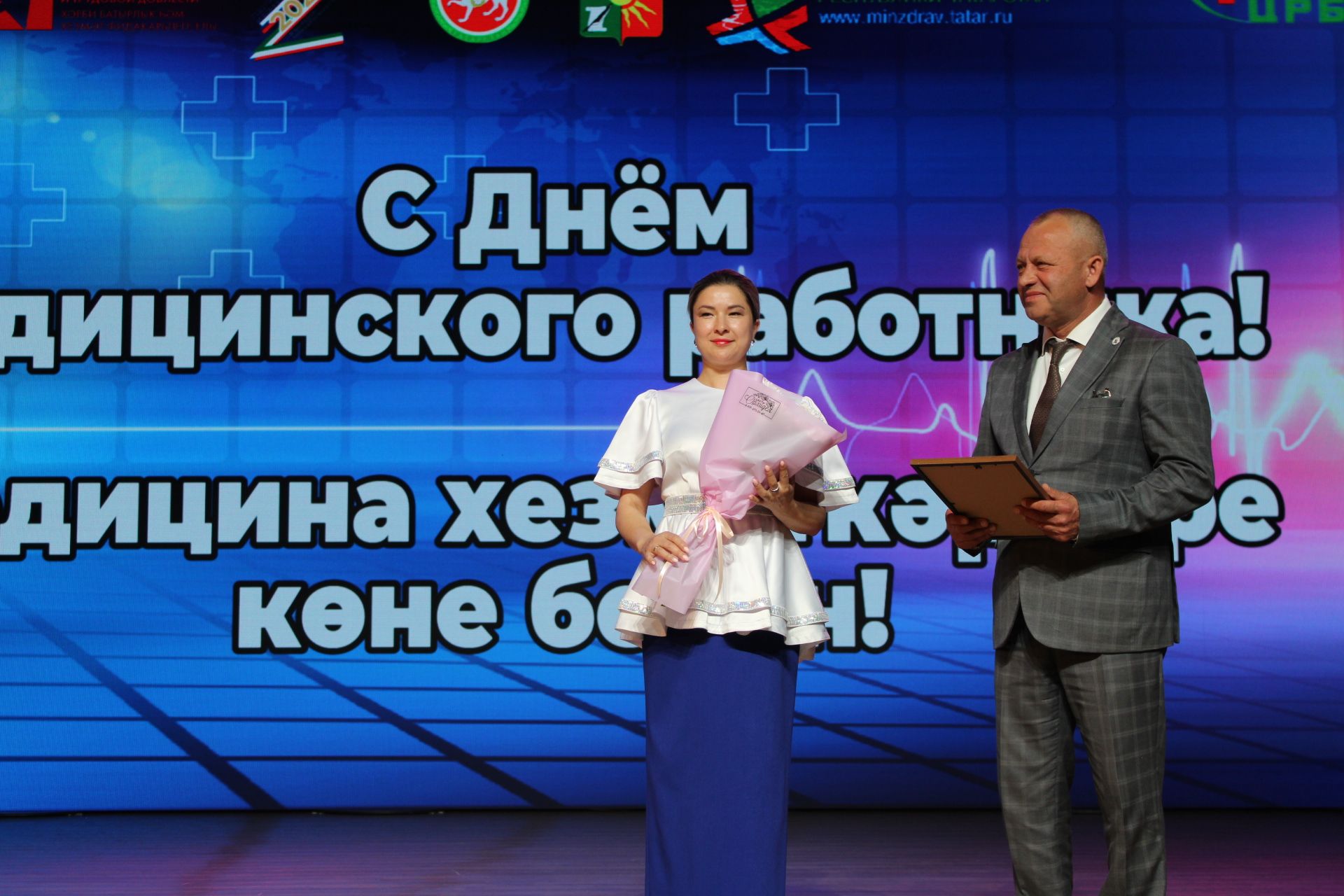 Зәйдә медицина хезмәткәрләрен бүләкләү тантанасы