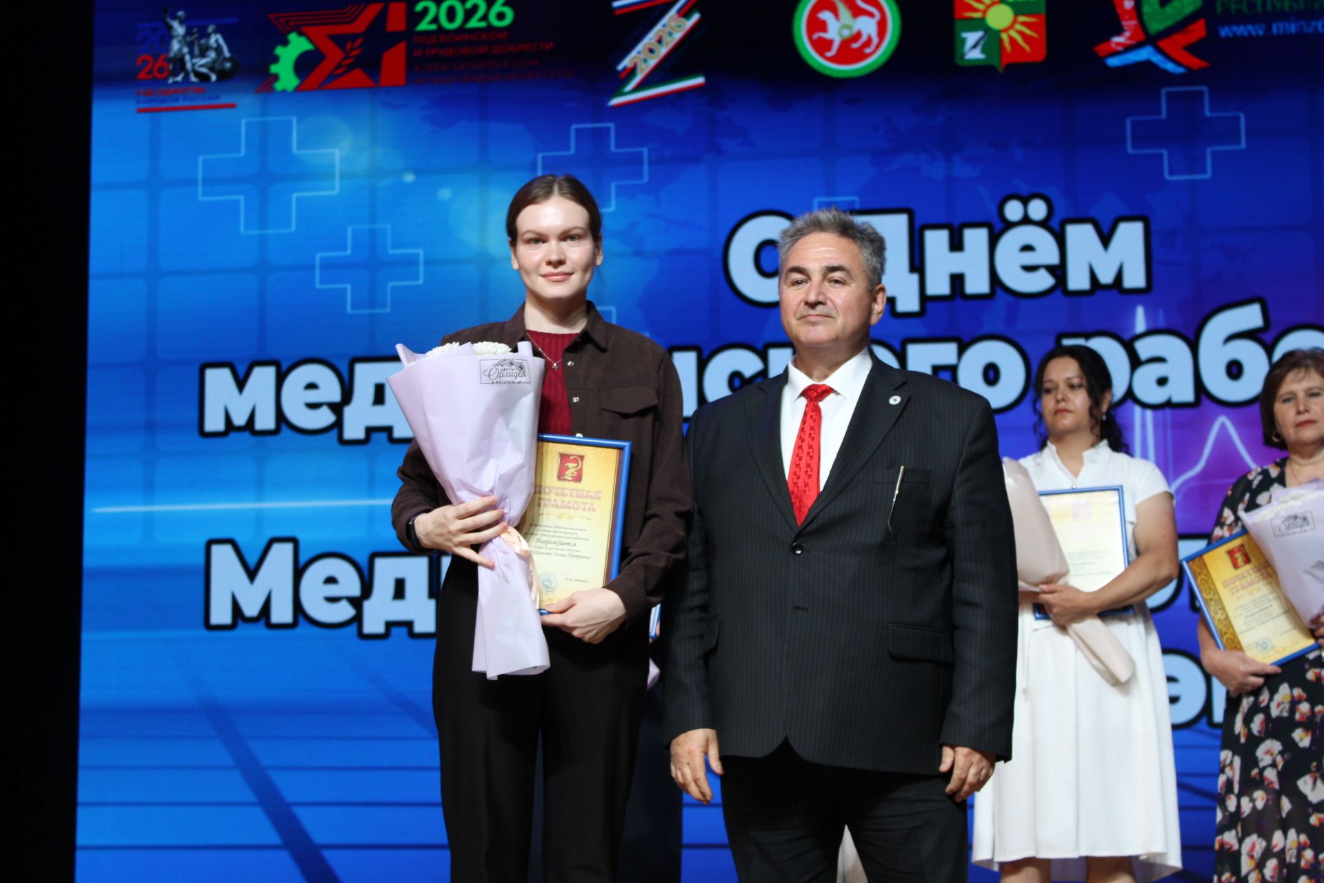 Зәйдә медицина хезмәткәрләрен бүләкләү тантанасы