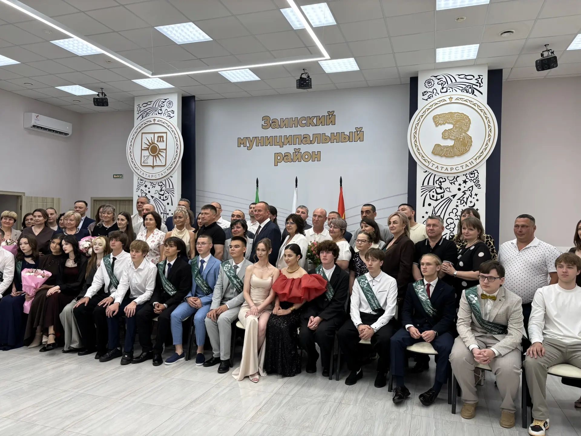 В ДК «Энергетик» состоялось торжественное вручение аттестатов выпускникам школы № 3