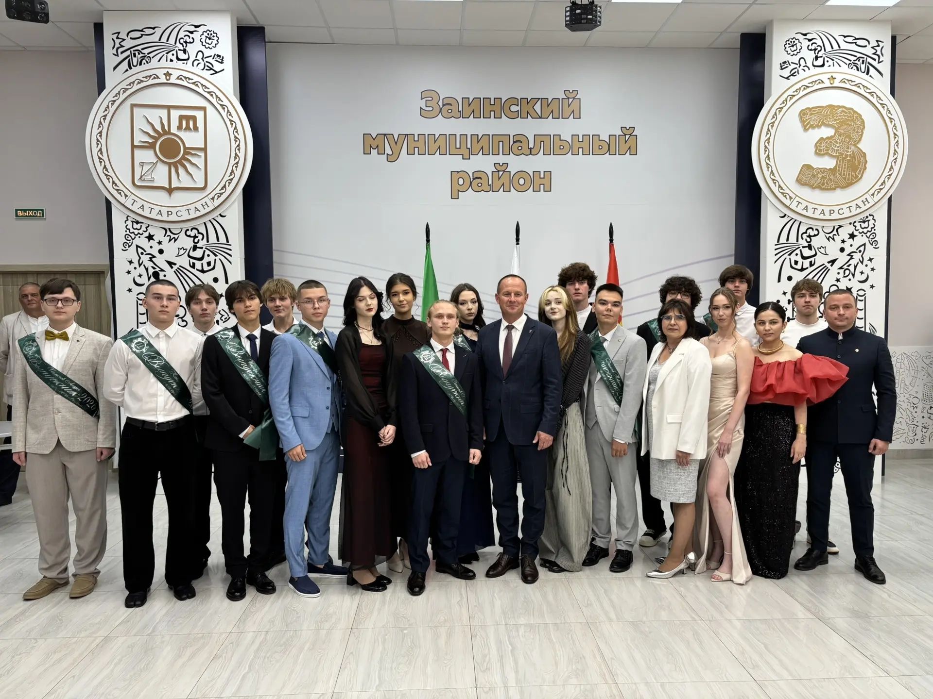 В ДК «Энергетик» состоялось торжественное вручение аттестатов выпускникам школы № 3