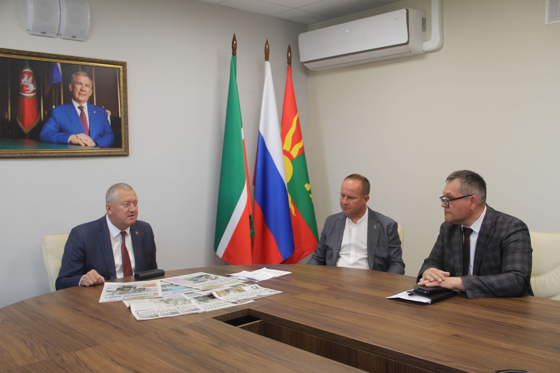 Зәйдә җитәкчеләр махсус хәрби операциядәгеләр гаиләләрен газеталарга яздырды