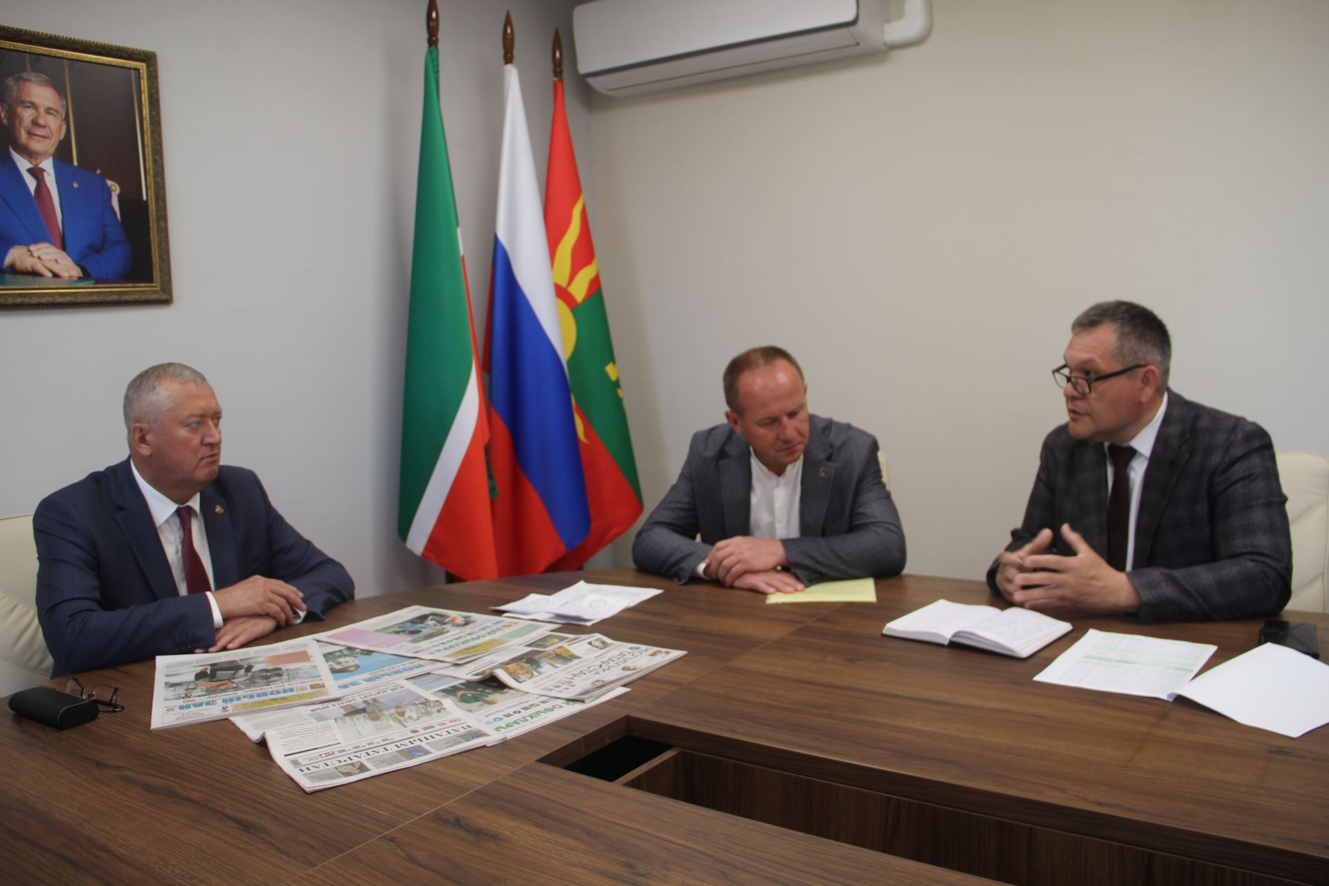 Зәйдә җитәкчеләр махсус хәрби операциядәгеләр гаиләләрен газеталарга яздырды