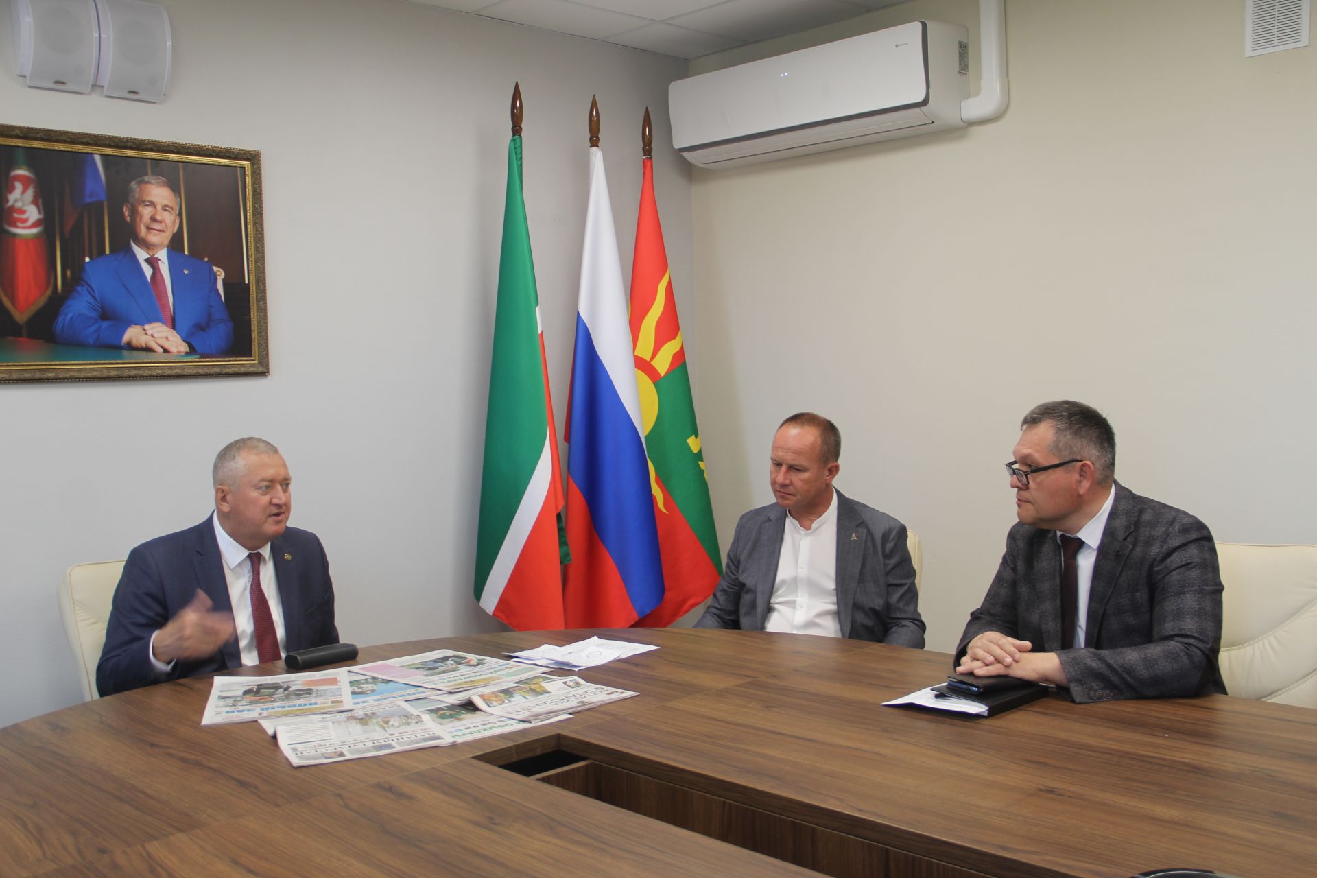 Зәйдә җитәкчеләр махсус хәрби операциядәгеләр гаиләләрен газеталарга яздырды