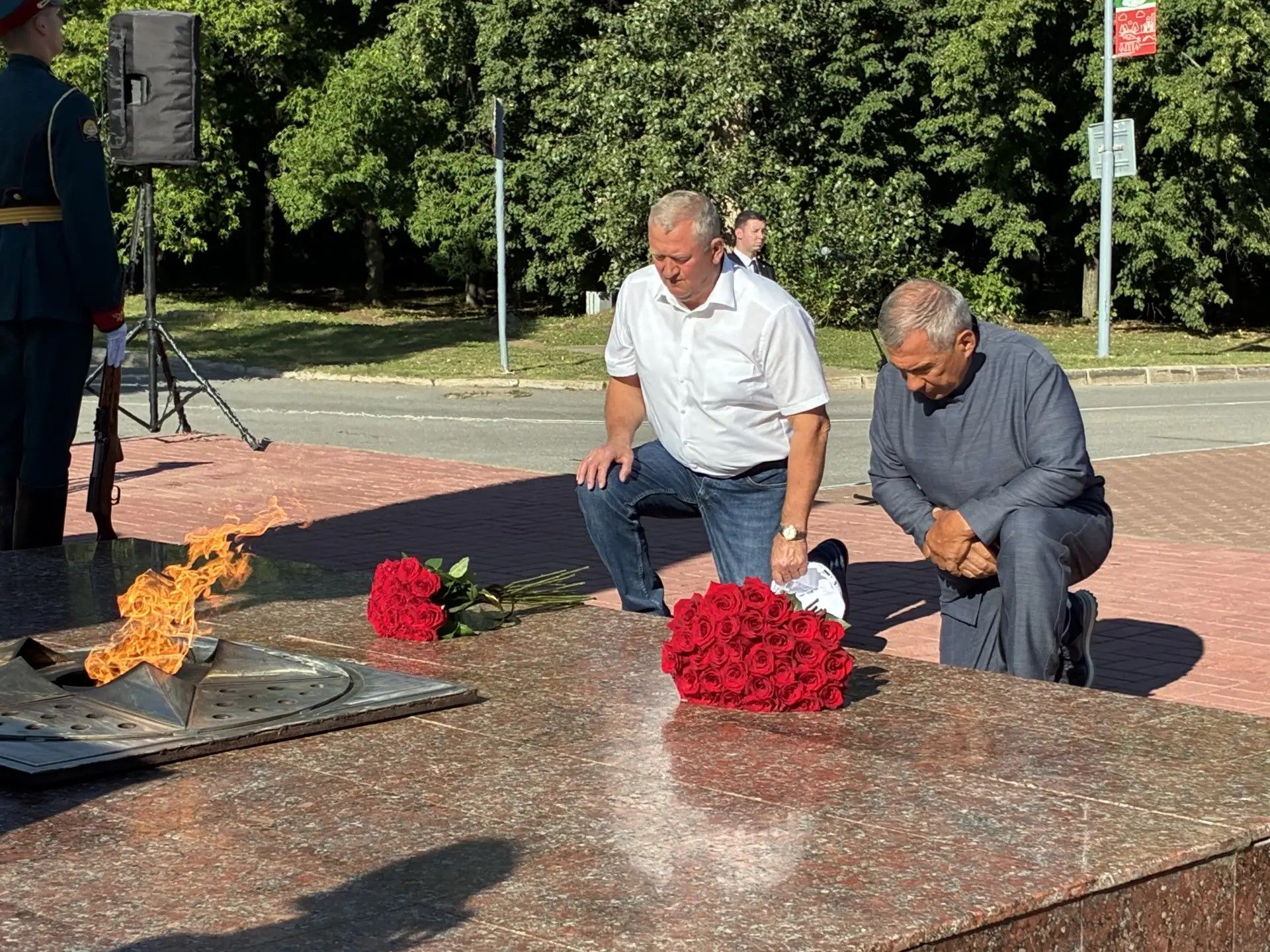 Рустам Минниханов возложил цветы к мемориалу героям в Заинске
