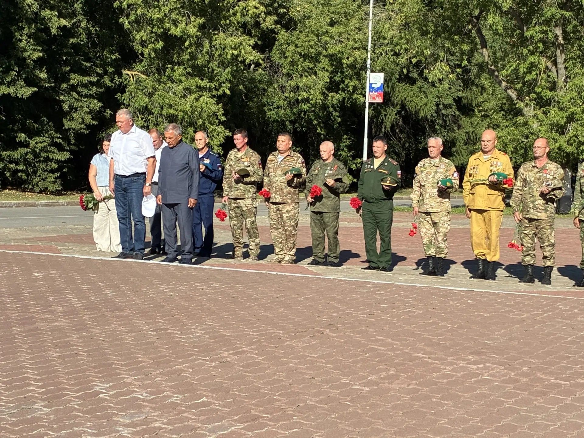 Рустам Минниханов возложил цветы к мемориалу героям в Заинске