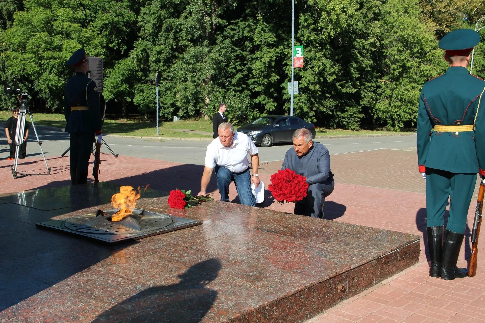 Рустам Минниханов возложил цветы к мемориалу героям в Заинске