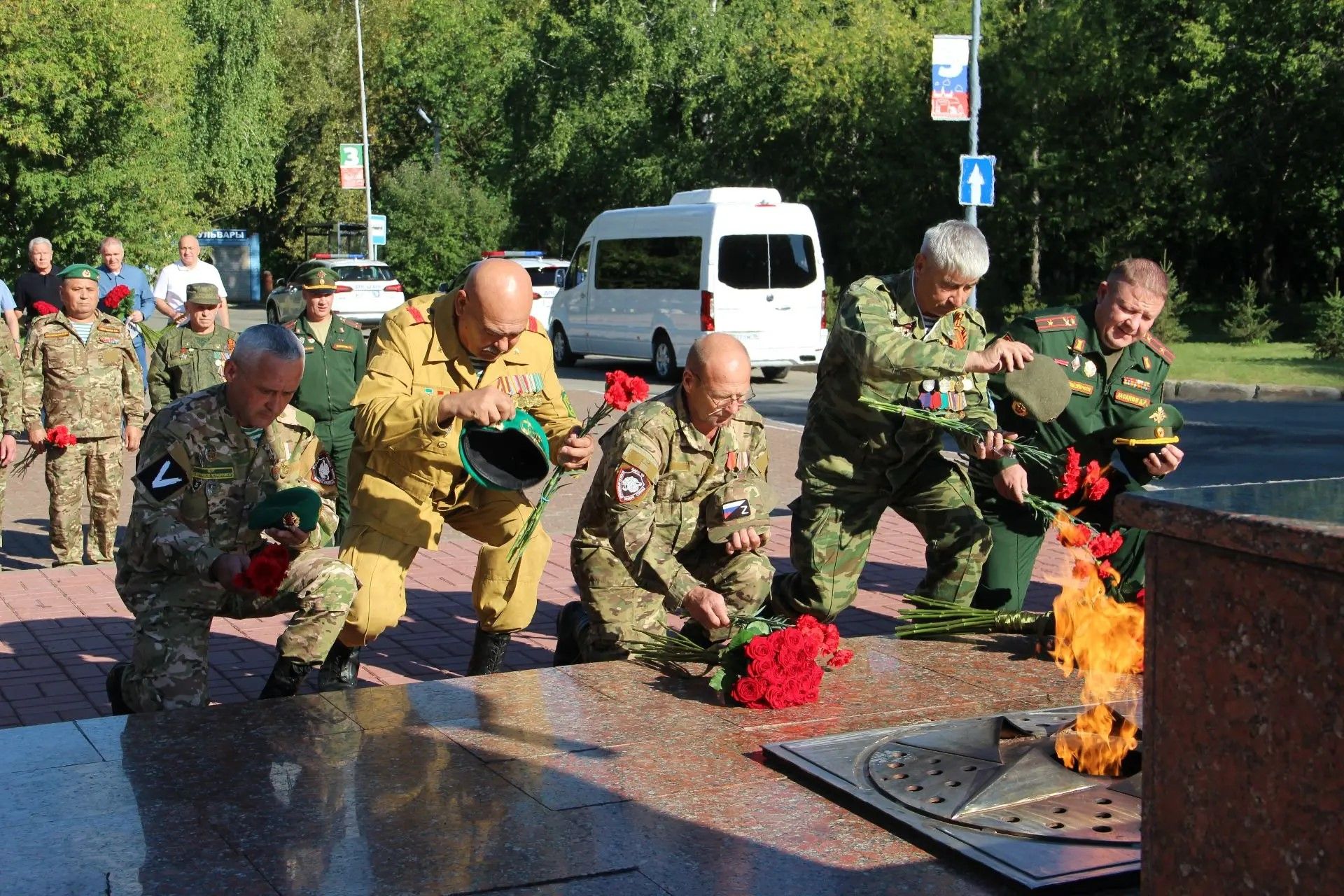 Рустам Минниханов возложил цветы к мемориалу героям в Заинске