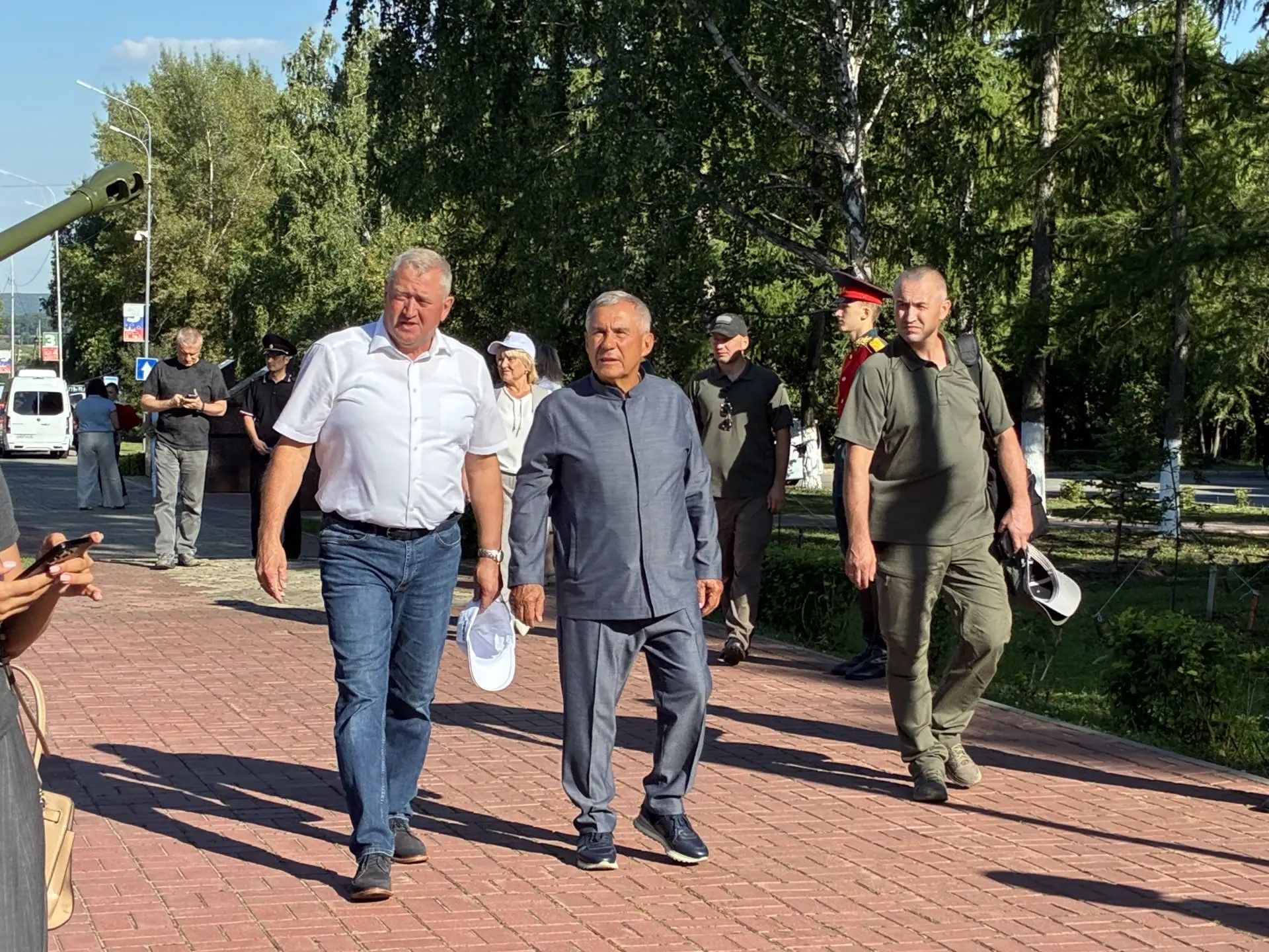 Рустам Минниханов возложил цветы к мемориалу героям в Заинске