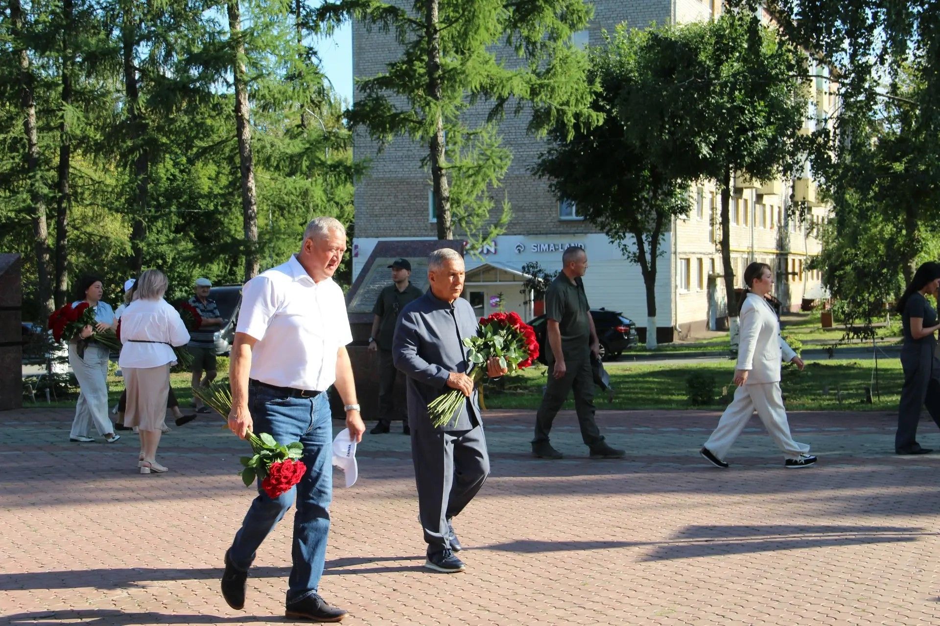 Рустам Минниханов возложил цветы к мемориалу героям в Заинске