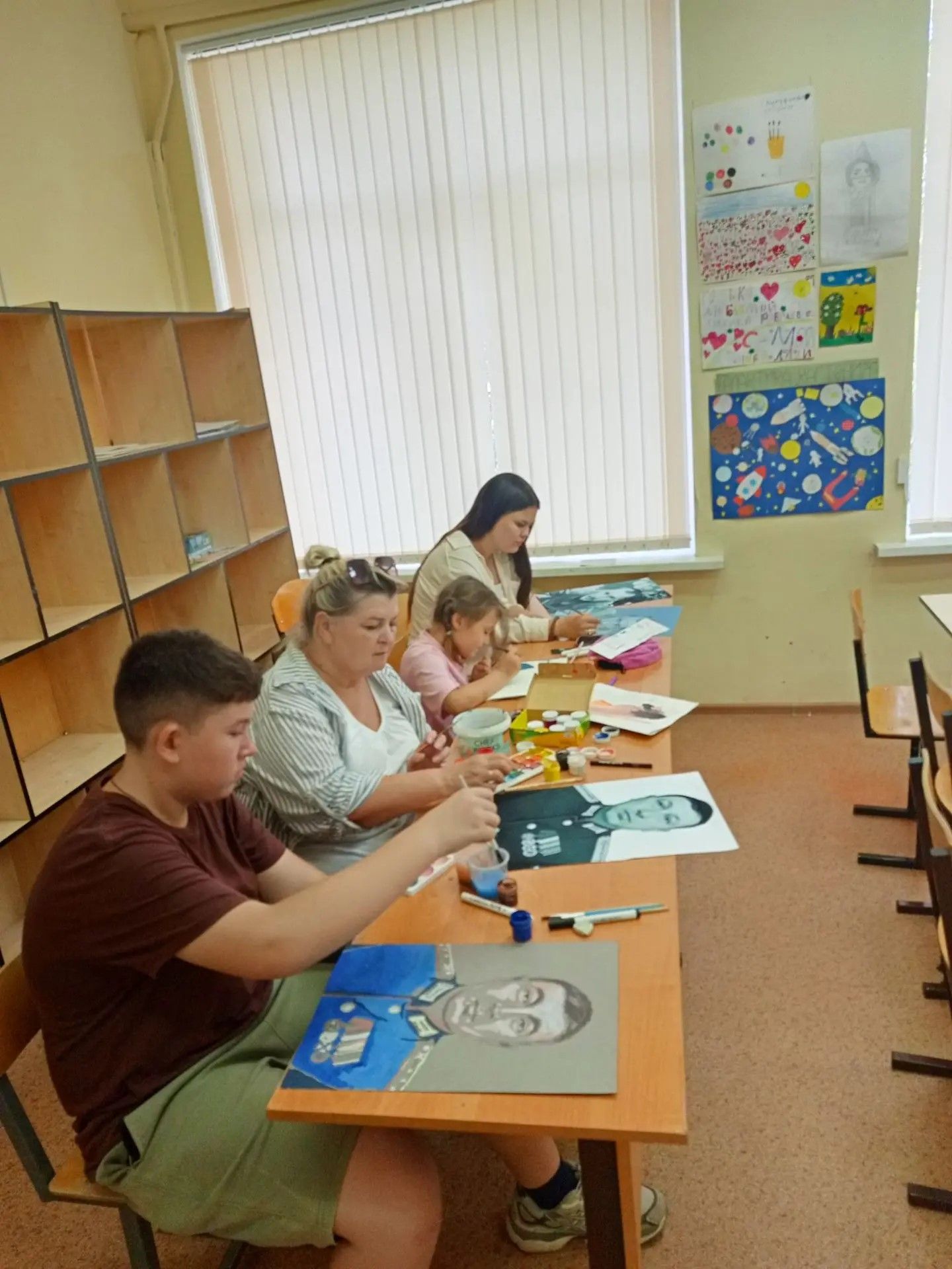 В Заинске дети нарисовали портреты отцов-героев СВО