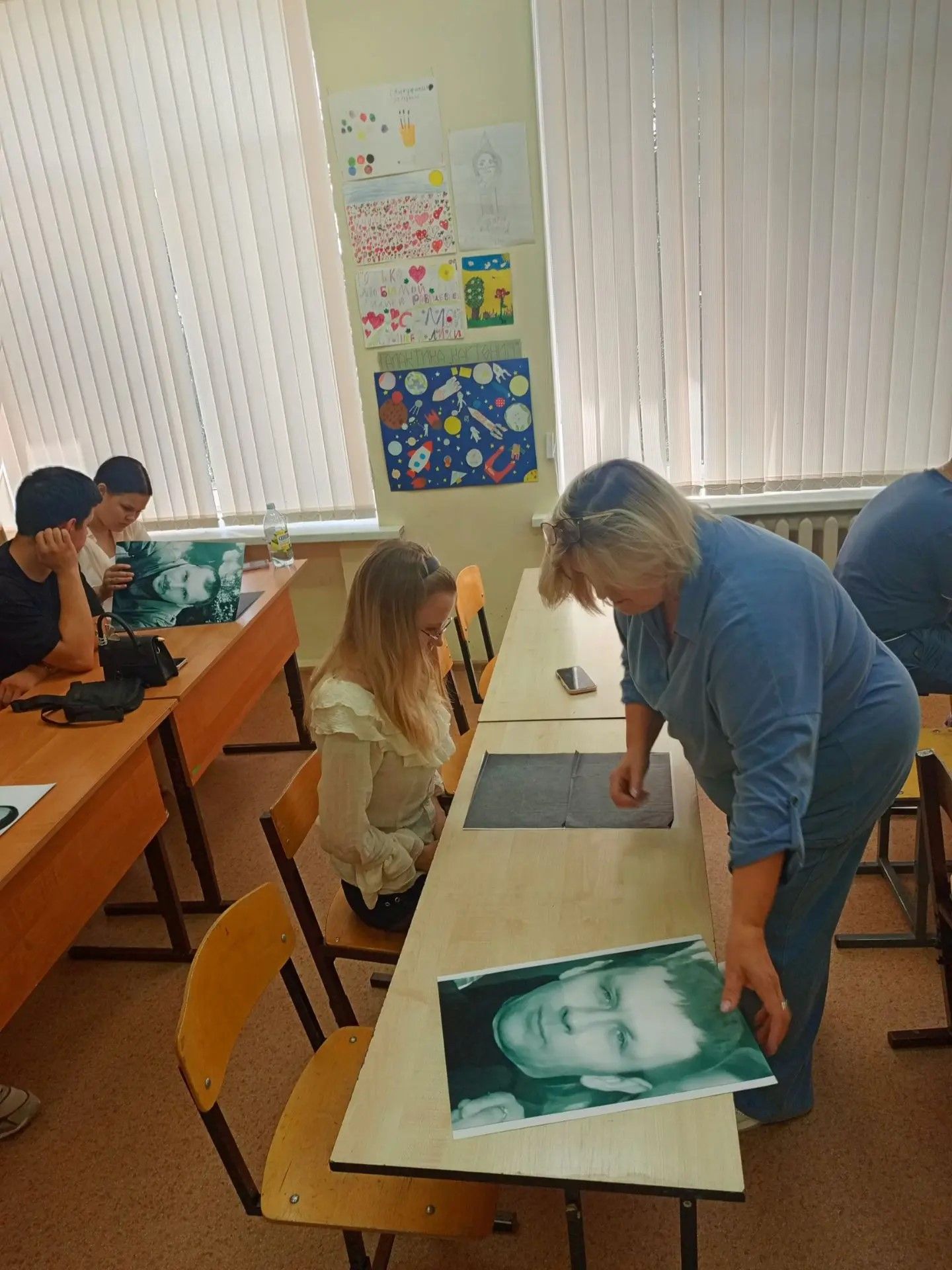 В Заинске дети нарисовали портреты отцов-героев СВО